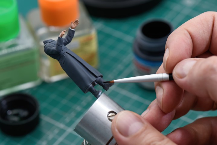 Painting small figure | Featured image of the A Complete Beginner's Guide to Painting blog